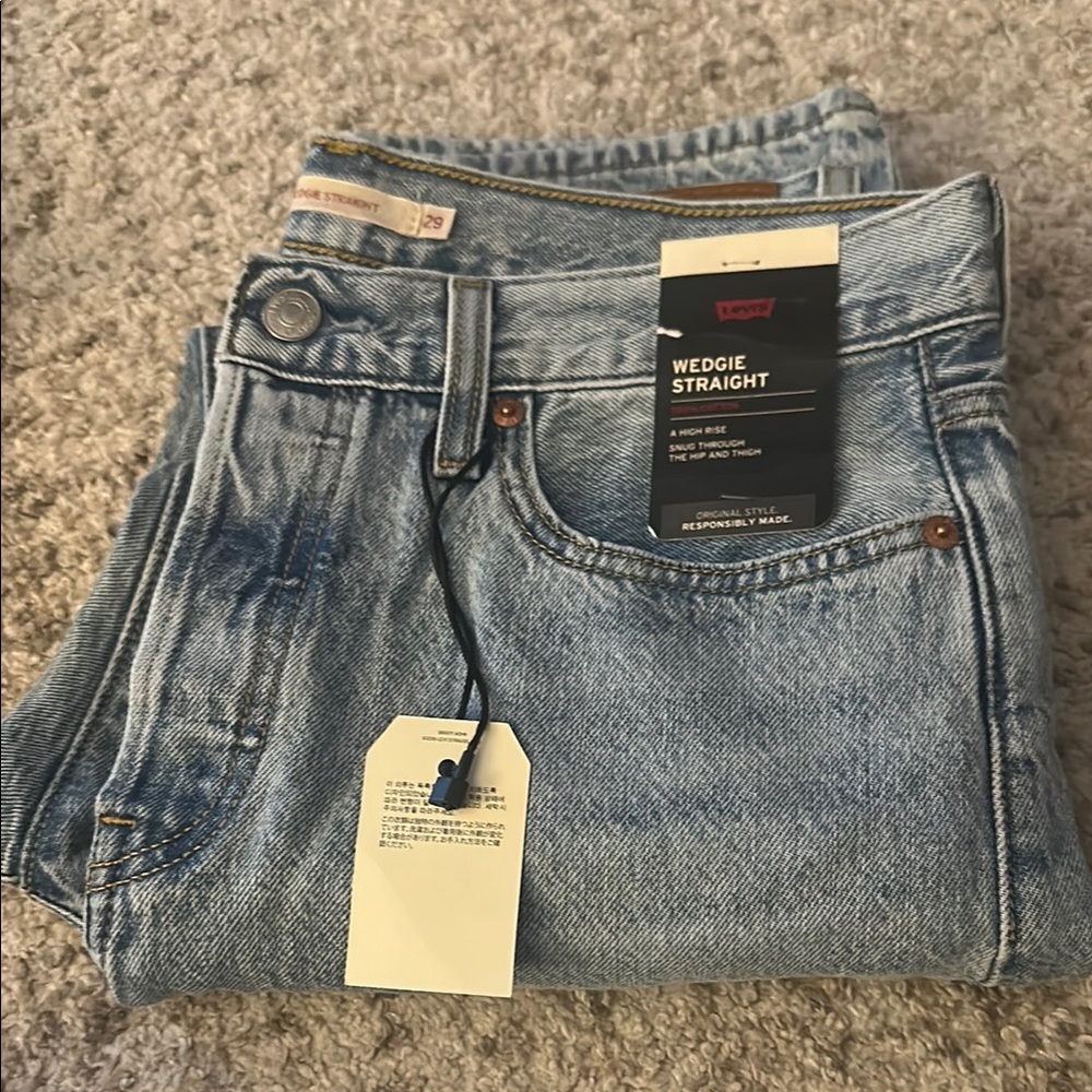 NWT Levi's Women’s Wedgie 100% Cotton Straight Leg Jeans in Light Wash